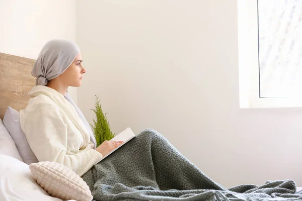 Mujer después de la quimioterapia libro de lectura en el dormitorio — Foto de Stock