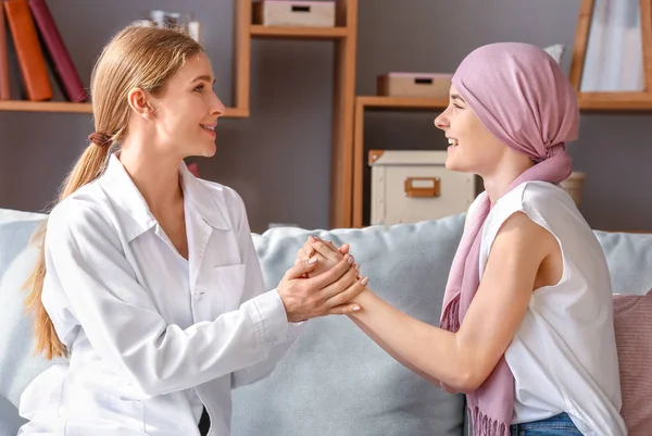 Médico diciendo buenas noticias a la mujer después de la quimioterapia — Foto de Stock