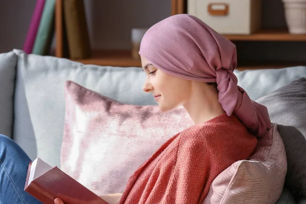 化疗后妇女在家看书 — 图库照片