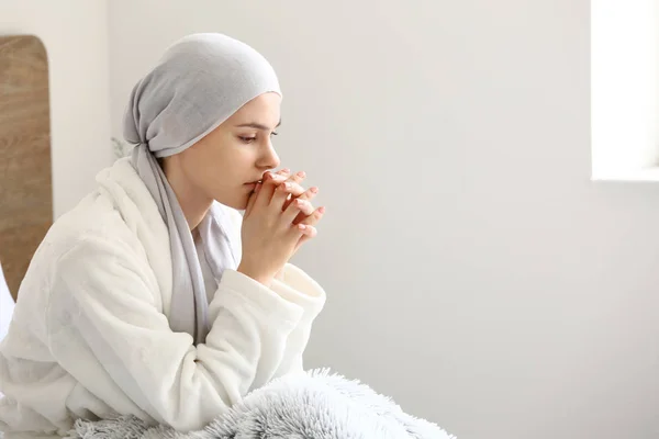 Mujer después de la quimioterapia en casa — Foto de Stock