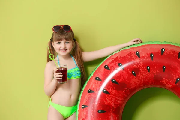Renkli arka planda şişme yüzük ve soda ile Sevimli küçük kız — Stok fotoğraf