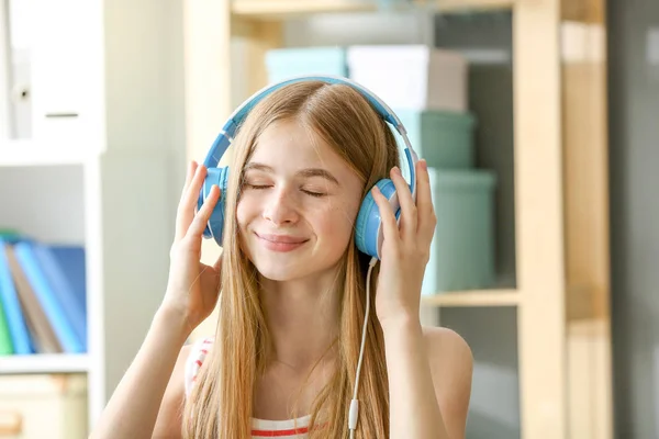 Linda adolescente escuchando música en casa — Foto de Stock