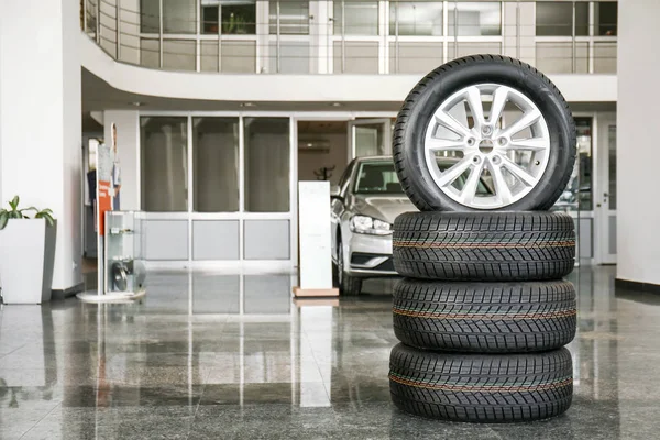 Neumáticos en sala de exposición de coches modernos —  Fotos de Stock
