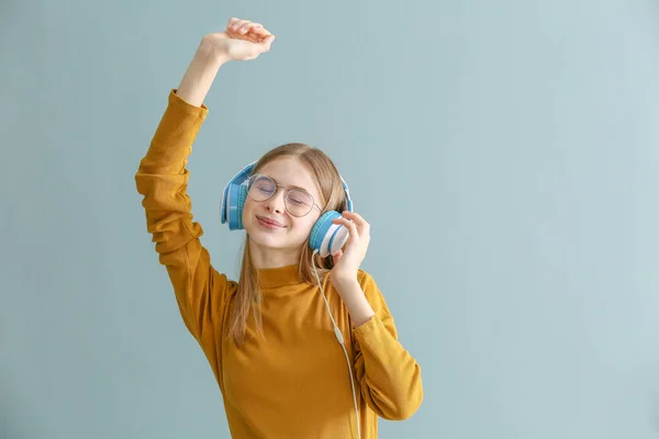 Sevimli genç kız renkli arka plan müzik dinlerken — Stok fotoğraf