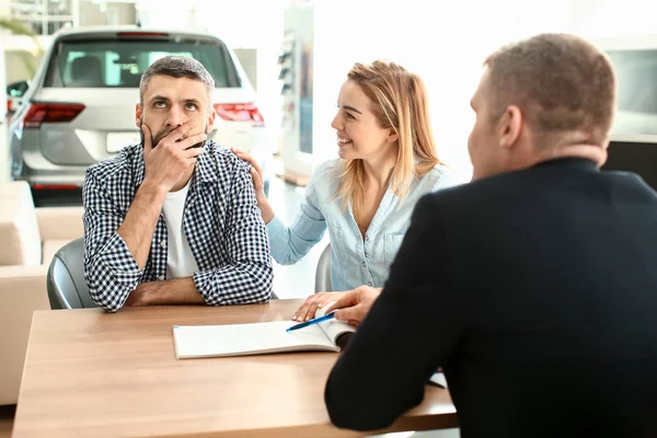 Couple buying new car in salon — Stock Photo, Image