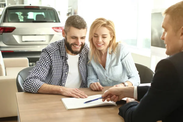 Couple buying new car in salon — Stock Photo, Image