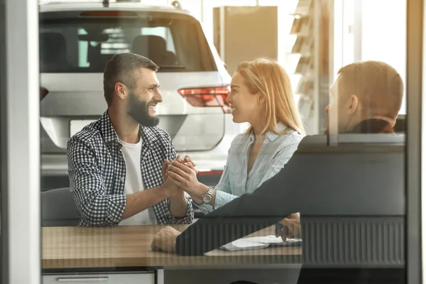 Couple buying new car in salon — Stock Photo, Image