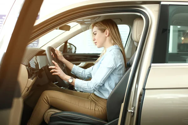 Mujer elegir un coche nuevo en el salón — Foto de Stock