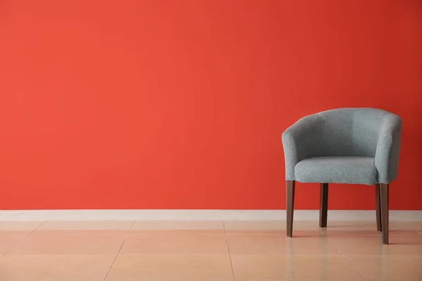 Зручне крісло біля кольорової стіни в кімнаті — стокове фото