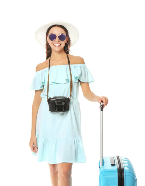 Женщина туристка с багажом на белом фоне — стоковое фото