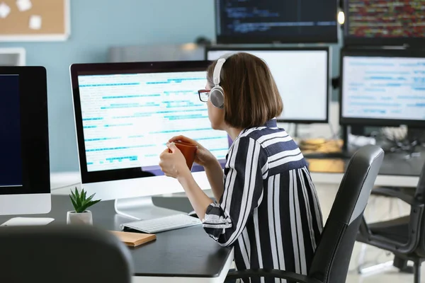 Programadora trabalhando no escritório — Fotografia de Stock