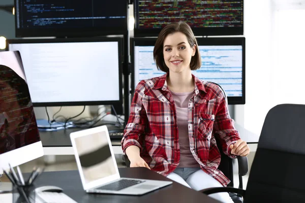 Portrait de programmeuse au bureau — Photo