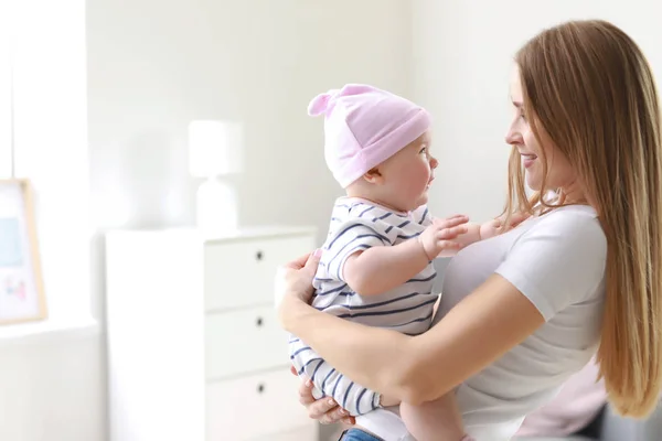 Gelukkige moeder met schattige baby meisje thuis — Stockfoto