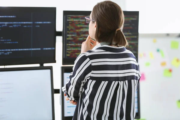 Жінка-програмістка, що працює в офісі — стокове фото