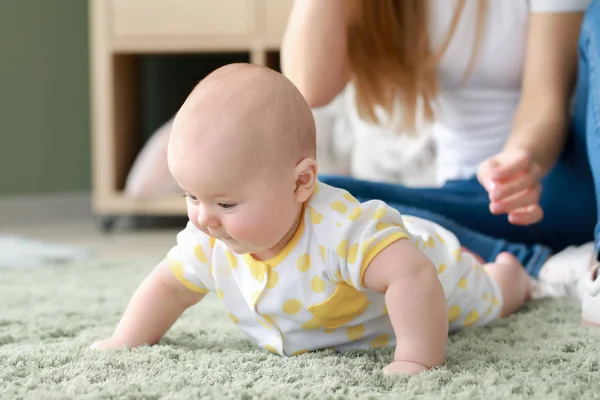 Adorable niña con madre en casa — Foto de Stock