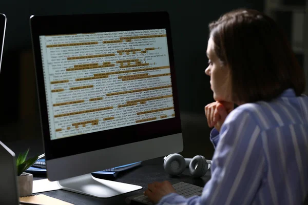 Programadora femenina trabajando en la oficina — Foto de Stock