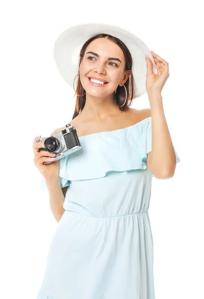Turista femenina con cámara fotográfica sobre fondo blanco — Foto de Stock