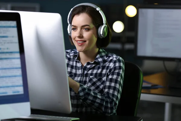 Female programmer working in office — Stock Photo, Image