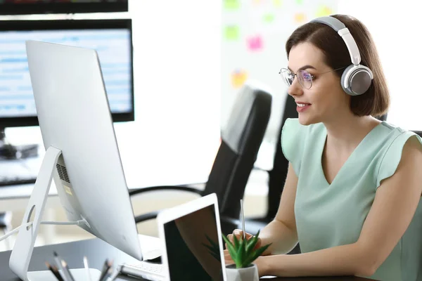 Kobieta programistka pracująca w biurze — Zdjęcie stockowe