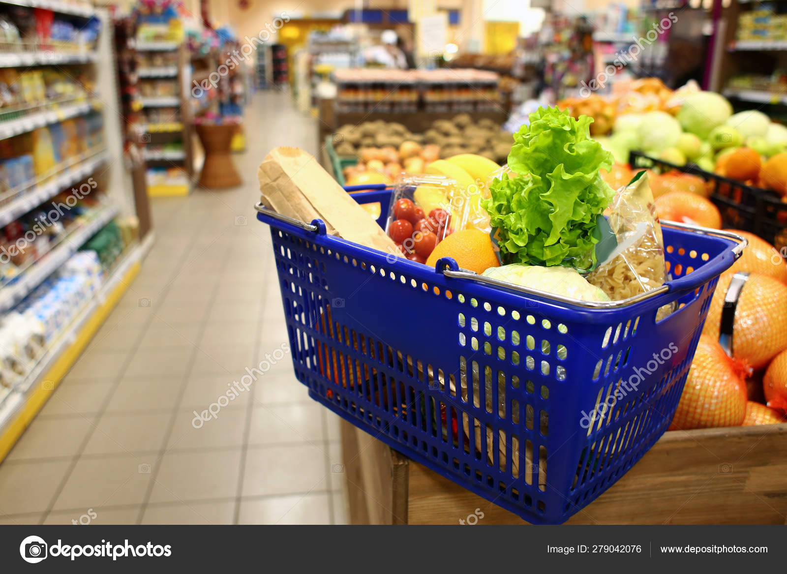 现代杂货市场新鲜产品的购物篮——图库图片© serezniy #279042076