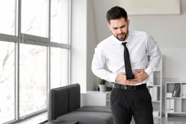 İşadamı ofiste mide ağrısı çekiyor
