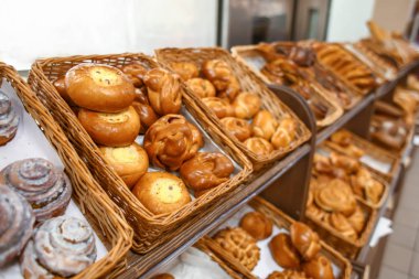 Süpermarkette lezzetli taze fırın ürünleri