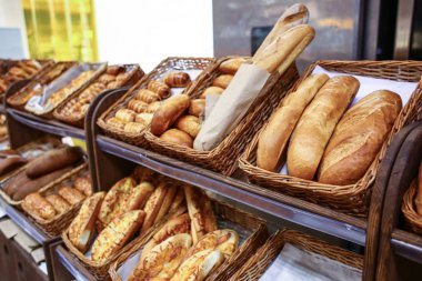 Süpermarkette lezzetli taze fırın ürünleri