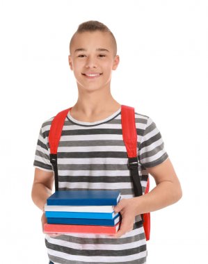 Beyaz arka plan kitapları ile sevimli genç çocuk