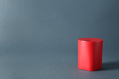 Gri arka planda akıllı ev asistanı cihazı