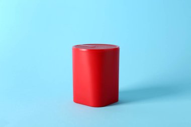 Akıllı ev Yardımcısı aygıt renk arka plan üzerinde