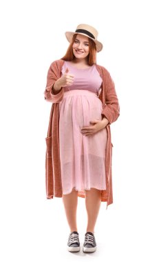 Güzel hamile kadın beyaz arka plan üzerinde thumb-up gösteren