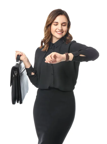 Jonge zakenvrouw kijken naar horloge op witte achtergrond — Stockfoto