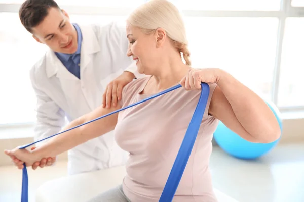 Fisioterapista che lavora con il paziente maturo nel centro di riabilitazione — Foto Stock