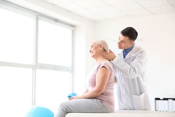 Physiotherapeutin arbeitet mit erwachsenen Patienten im Reha-Zentrum — Stockfoto