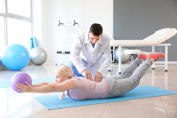 Physiotherapist working with mature patient in rehabilitation center — Stock Photo, Image