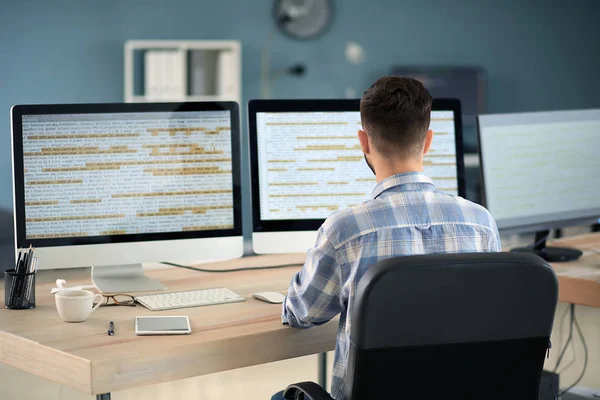 Programador masculino trabajando en la oficina — Foto de Stock