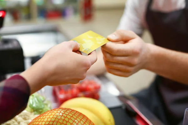 Fiatal nő fizet árut a szupermarketben, Vértes — Stock Fotó