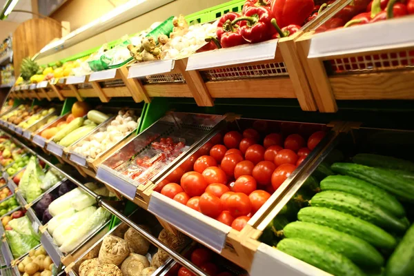 Varias verduras frescas en el supermercado —  Fotos de Stock