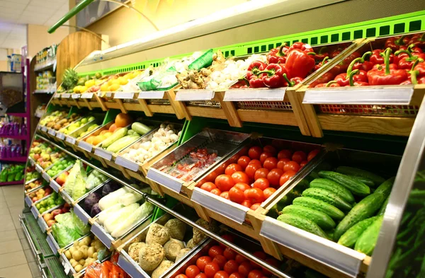 Varias verduras frescas en el supermercado — Foto de Stock