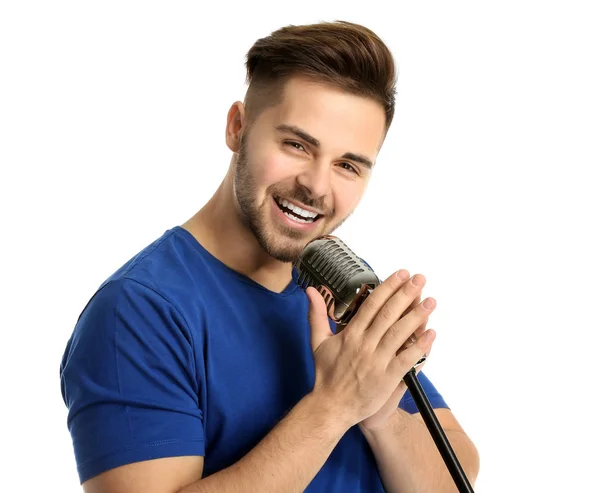 Красивый певец с микрофоном на белом фоне — стоковое фото