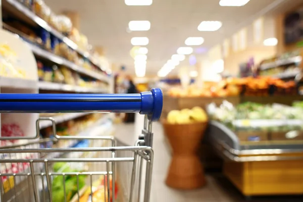 Bevásárlókosár a modern élelmiszerbolt piacon — Stock Fotó