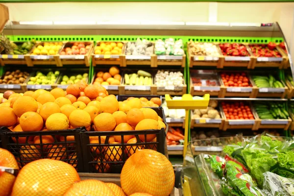 Várias frutas e legumes frescos no supermercado — Fotografia de Stock