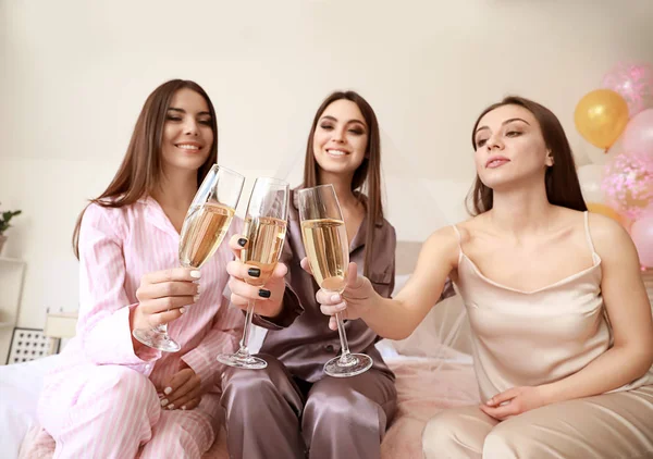 Hermosas mujeres jóvenes bebiendo champán durante la despedida de soltera —  Fotos de Stock