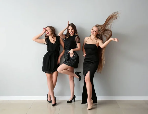 Glücklich schöne junge Frauen in der Nähe von Lichtwand — Stockfoto