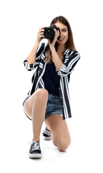 Młoda kobieta fotograf na białym tle — Zdjęcie stockowe