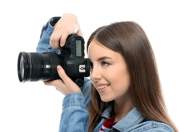 Jonge vrouwelijke fotograaf op witte achtergrond — Stockfoto