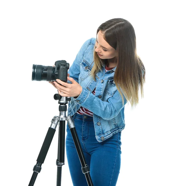 Jonge vrouwelijke fotograaf op witte achtergrond — Stockfoto