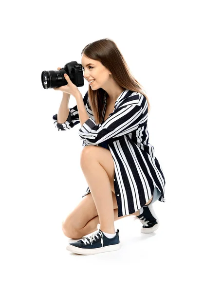 Ung kvinnlig fotograf på vit bakgrund — Stockfoto