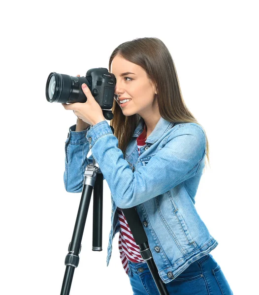 Jonge vrouwelijke fotograaf op witte achtergrond — Stockfoto