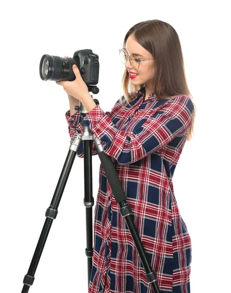 Jovem fotógrafa no fundo branco — Fotografia de Stock